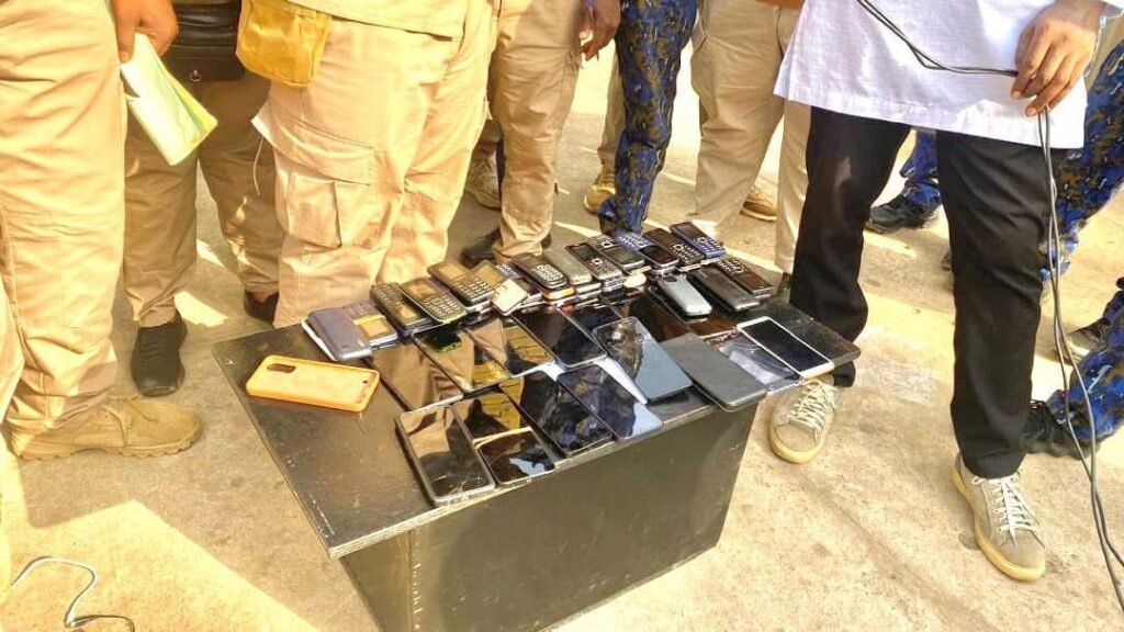 Saisie de 147 téléphones et d’autres objets à la Maison centrale de Conakry: « Il y a forcément des complicités au sein du personnel» (nouveau régisseur)