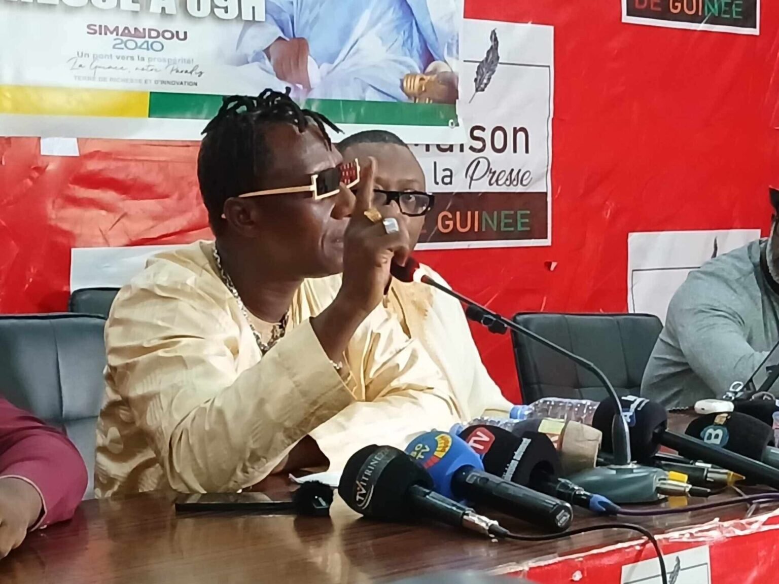 Doudou Benny salue le calme de Doumbouya et fustige Alpha Condé: ”pas un autre coup d’Etat en Guinée”