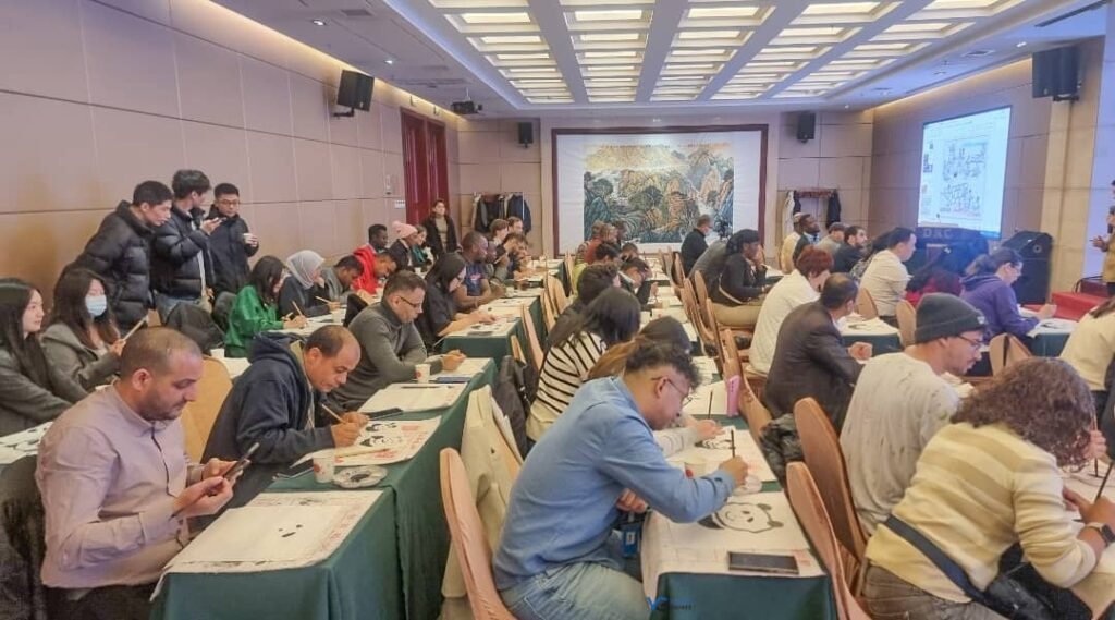 Pékin : Des journalistes internationaux explorent l’art de la peinture chinoise