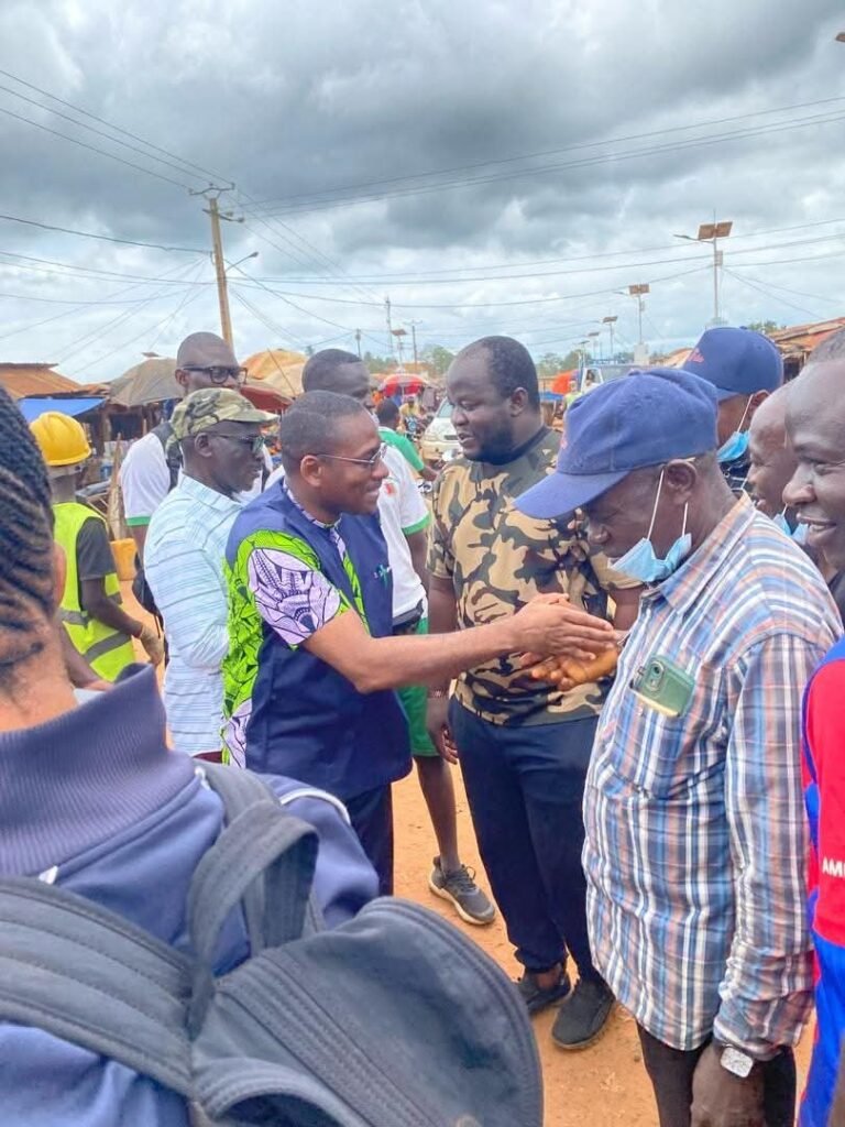 Lola : l’ambassadeur de la Côte d’Ivoire participe à une campagne d’assainissement de la ville de Lola.