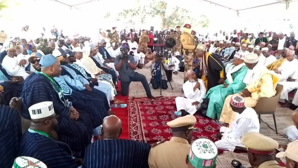 Mamou : le général Mamadi Doumbouya offre des véhicules aux chefs religieux