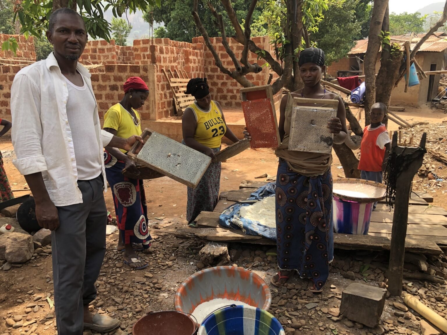 Transformation des produits locaux à Lélouma : des femmes transforment le manioc en attiéké, à Thiahé Tormosso