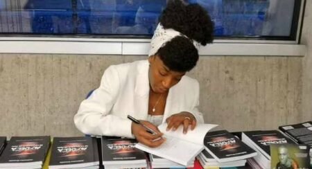“Au-delà de la couleur de peau” : Miss Halimatou Saadia Diallo signe son premier livre