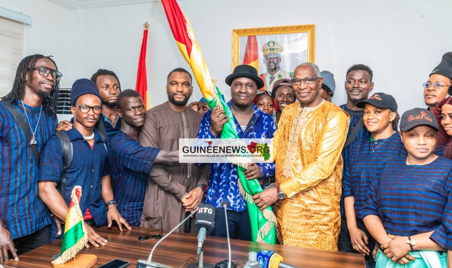 La Guinée à l’honneur au FEMUA : Le Premier ministre Amadou Oury Bah remet le drapeau national aux ambassadeurs culturels