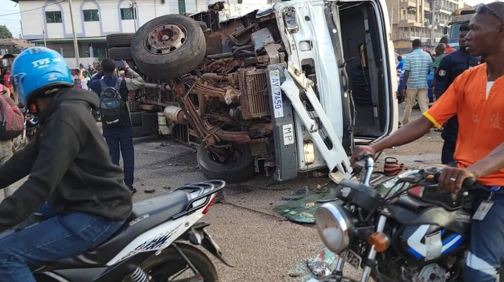 Sangoyah : un poids lourd transportant de la ferraille provoque un grave accident 