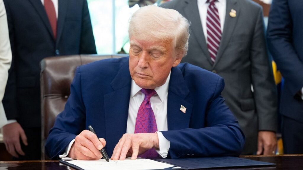 Donald Trump signe un décret pour proposer aux clandestins des vols gratuits vers l’étranger