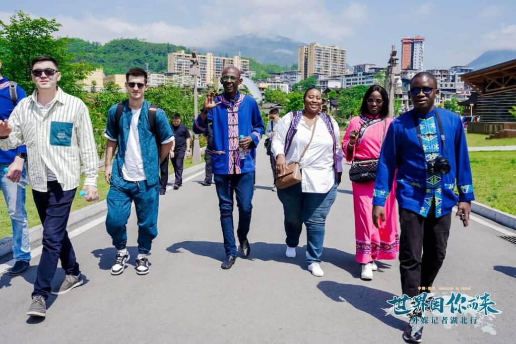 A Hubei, des journalistes internationaux s’immergent dans la culture Tujia et découvrent Pengjiazhaï