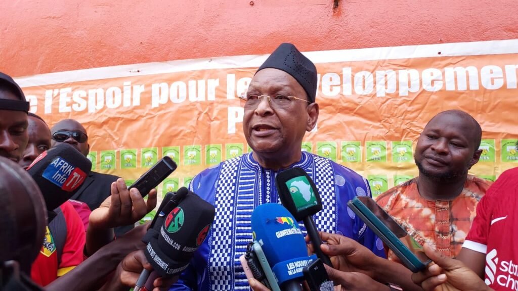 Lansana Kouyaté charge Alpha Condé et lance des fleurs à Doumbouya : ‘’Ceux qui sont venus nous ont sauvés d’un coup d’État’’