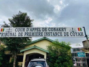 Tribunal de Coyah : Poursuivis pour vol et consommation de chanvre indien, cinq accusés risquent 2 à 10 ans de prison ferme