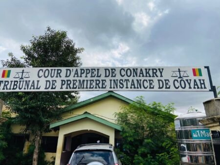 Tribunal de Coyah : Poursuivis pour vol et consommation de chanvre indien, cinq accusés risquent 2 à 10 ans de prison ferme