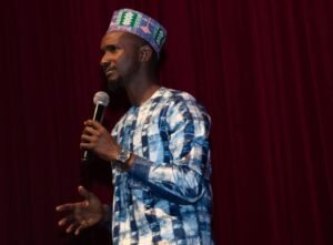 Petit Tonton : Le magicien des mots qui enchante l’oralité africaine et fondateur d’un sanctuaire du verbe