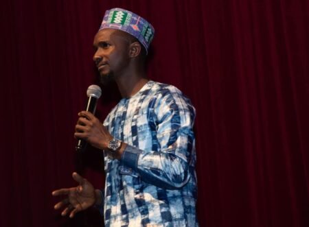 Petit Tonton : Le magicien des mots qui enchante l’oralité africaine et fondateur d’un sanctuaire du verbe