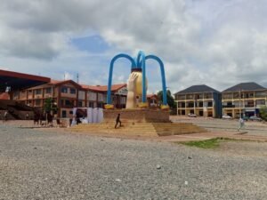 Mamou : l’esplanade de la Maison des jeunes livrée à elle-même après la démolition de la cour