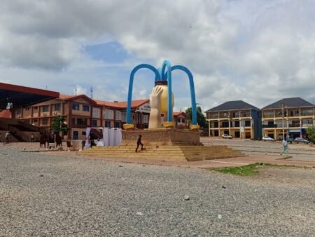 Mamou : l’esplanade de la Maison des jeunes livrée à elle-même après la démolition de la cour