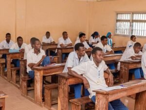 Mamou : une candidate au Bac surprise avec un téléphone, des surveillants exclus