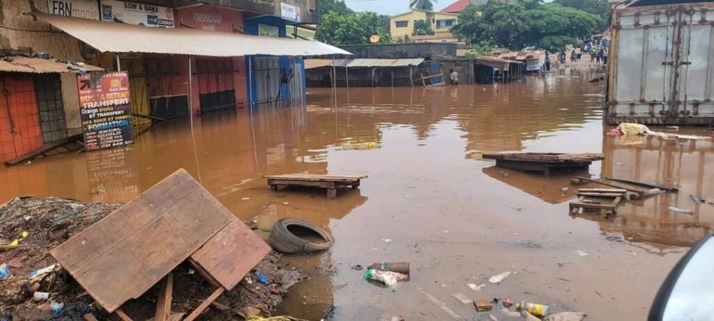 Conakry : Pieds dans l’eau, les travaux publics interpellés, l’incivisme des citoyens pointés du doigt