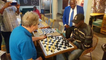Jeux d’Échecs en Guinée : le vice-champion du monde Nigel Short partage son expertise avec la jeunesse