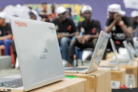 MouNA Group Technology remet un important lot d’ordinateurs aux étudiants des CPGE dans le cadre du Programme Simandou Academy