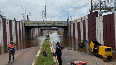 Blocage du pont de l’aéroport par les eaux: «c’est après trois jours de recherche et d’analyse qu’on a compris…le problème» (DG Imrane Traoré des poubelles de Conakry)