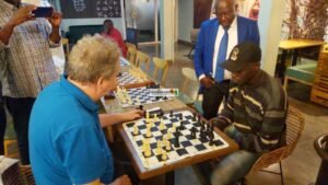 Jeux d’Échecs en Guinée : le vice-champion du monde Nigel Short partage son expertise avec la jeunessep