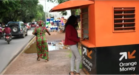 Crise de liquidités : Retirer de l’argent via Orange Money, un véritable parcours de combattant