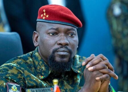 Le général Doumbouya décore le journaliste Taban Sylla et offre une maison à sa veuve et ses enfants