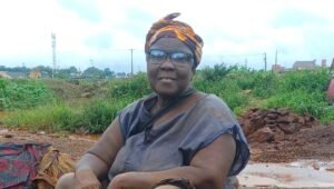Sanoyah : M’Mah Aissata Sylla, une femme qui concasse des pierres pour subvenir aux besoins de sa famille