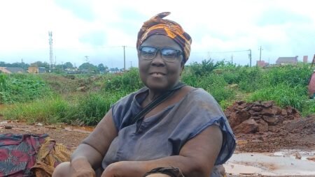 Sanoyah : M’Mah Aissata Sylla, une femme qui concasse des pierres pour subvenir aux besoins de sa famille