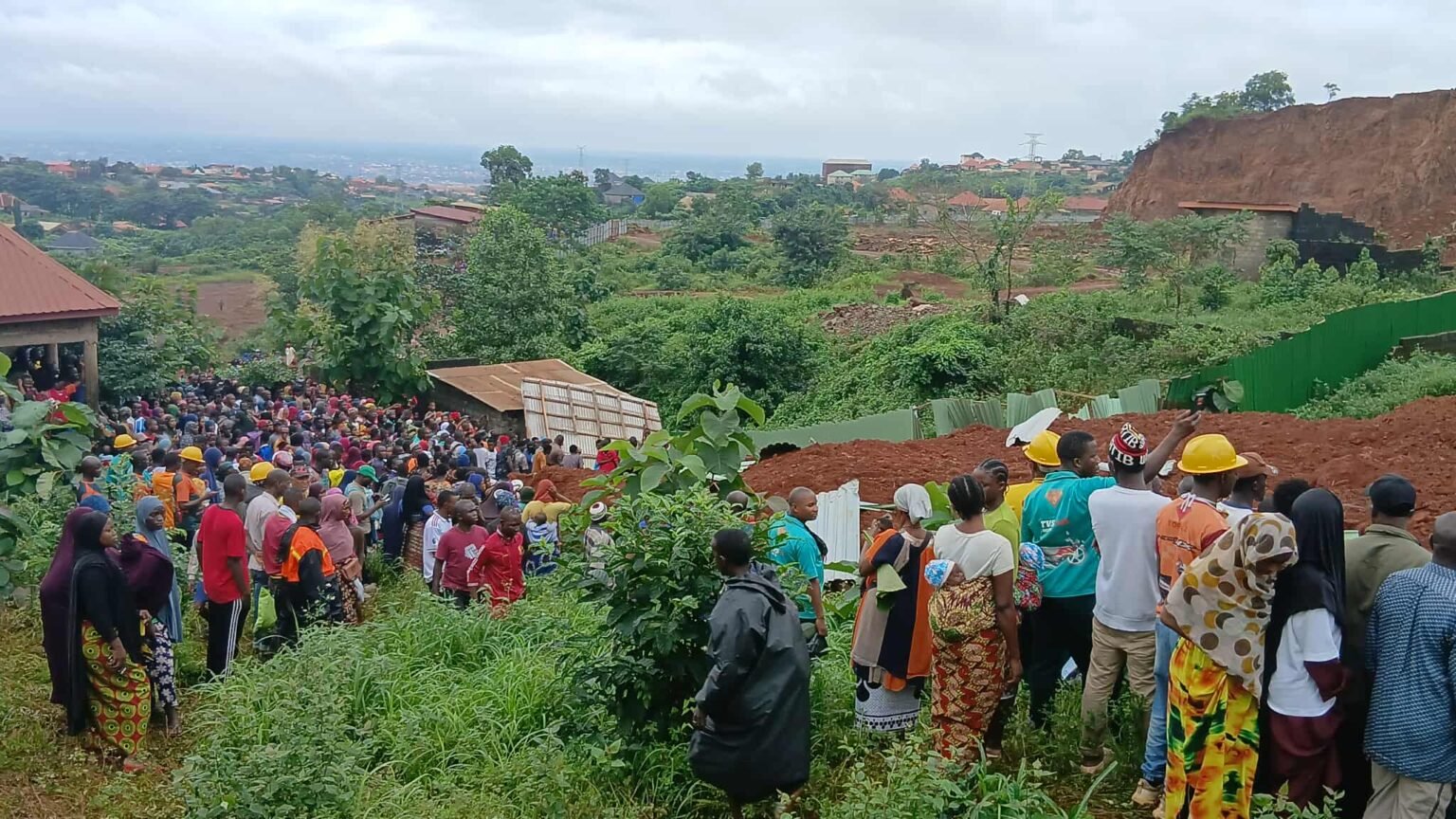 populations, autorités et secouristes à la recherche des disparus
