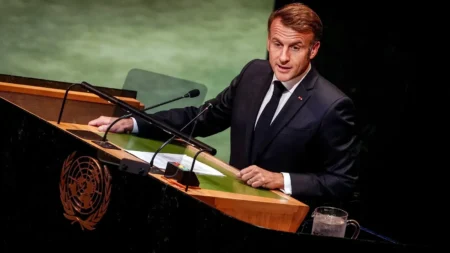 Macron bloqué dans les rues de New York par le cortège de Donald Trump