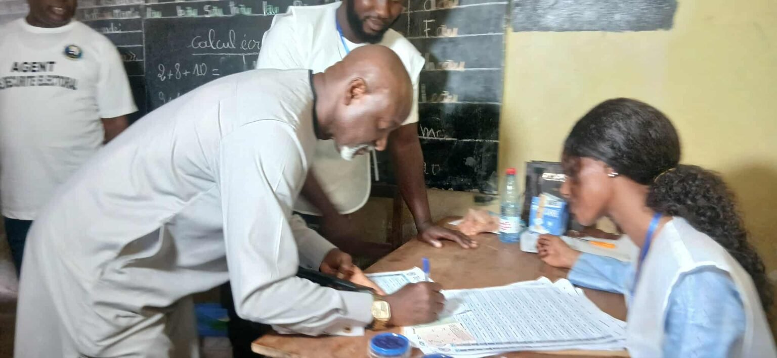 Référendum à Kindia : le préfet vote à Khaliakhory et salue « un scrutin apaisé et inclusif »