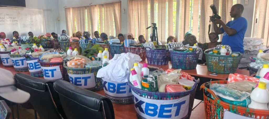 Humanitaire : 1XBET offre des paniers composés de kits sanitaires et alimentaires aux mamans dans plusieurs maternités de l’intérieur du pays à l’occasion de la semaine de l’indépendance